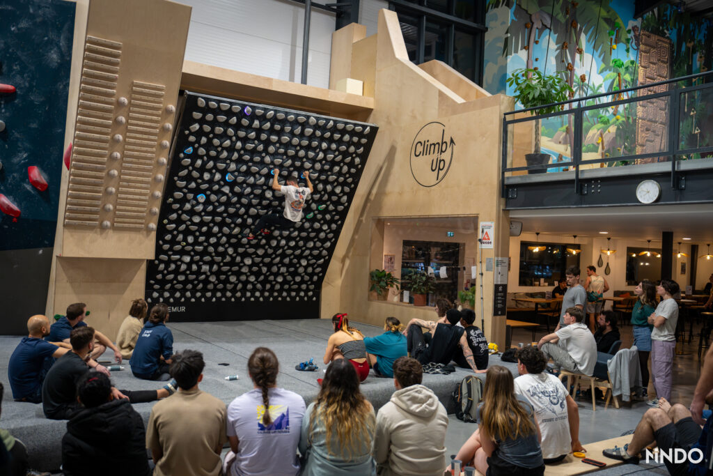 Kilter Board Climb Up Istres - vue du mur
